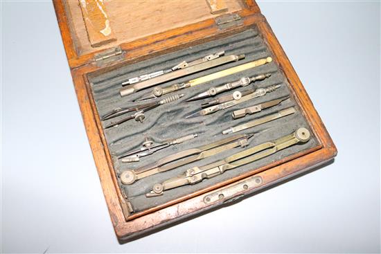 Drawing instrument set